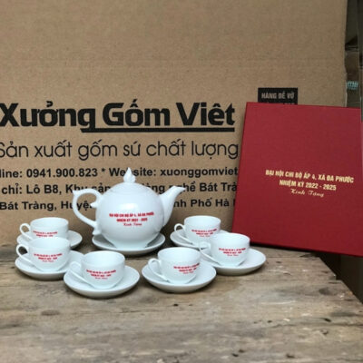 Bộ ấm chén in logo Đại hội chi bộ ấp 4 xã Đa Phước dáng bầu tròn màu trắng XG-AC23