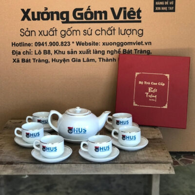 Bộ ấm chén in logo HUS dáng nắp lõm màu trắng vẽ viền kim XG-AC26