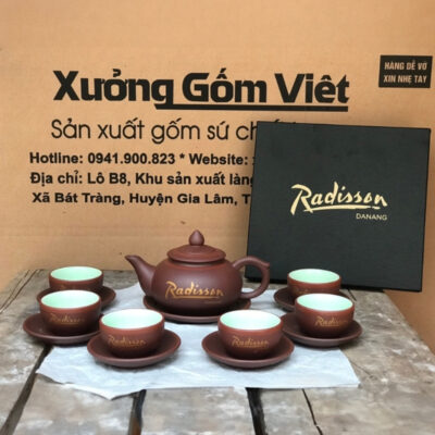 Bộ ấm chén tử sa in logo Radisson dáng truyền thống màu nâu lòng chén tráng men trắng XG-AC32