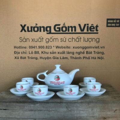 Bộ ấm chén in logo Kỷ niệm dáng vòi voi màu trắng vẽ chỉ vàng XG-AC28