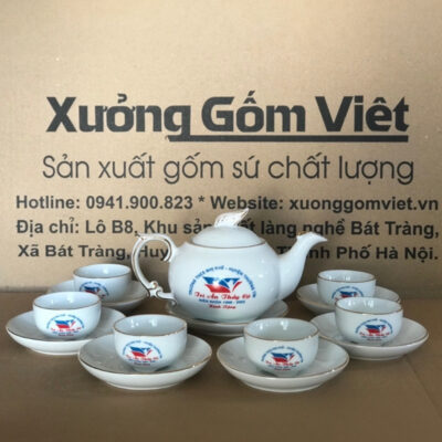 Bộ ấm chén in logo Trường THCS Nhị Khê - Huyện Thương Tín dáng bầu tròn màu trắng vẽ chỉ vàng XG-AC33