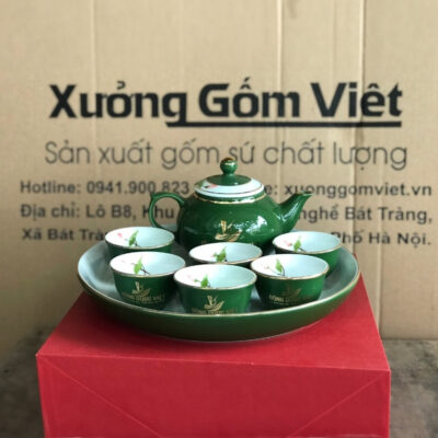 Bộ ấm chén in logo Đông Dược Việt dáng bầu tròn màu xanh lá vẽ chỉ vàng XG-AC36