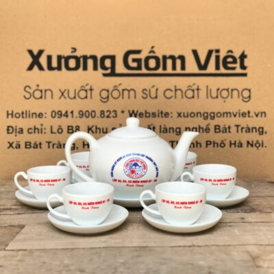 Bộ ấm chén in logo Chào mừng kỷ niệm 60 năm thành lập Trường THPT Hòa Vang dáng bầu tròn màu trắng XG-AC39