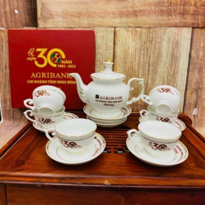 Bộ ấm chén in logo Agribank dáng cát tường màu trắng họa tiết hoa sen in decal vàng XG-AC13