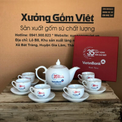 Bộ ấm chén in logo Vietinbank dáng bầu tròn màu trắng vẽ chỉ vàng XG-AC19