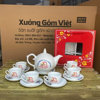 Bộ ấm chén Bát Tràng in logo Kỷ niệm 30 năm thành lập thị trấn Đức Phong màu trắng bưởi nắp chóp lửa họa tiết hoa sen xanh viền kim XG-AC110
