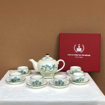 Bộ ấm chén gốm sứ Bát Tràng in logo CỰU HS 9/5 TRƯỜNG THCS TRẦN HƯNG ĐẠO họa tiết hoa sen xanh vẽ tay XG-AC109