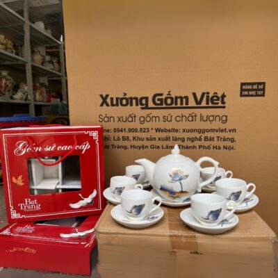Bộ ấm chén gốm sứ Bát Tràng in logo Đại hội mặt trận tổ quốc Việt Nam huyện Nam Giang dáng bầu tròn màu trắng họa tiết sen XG-AC108