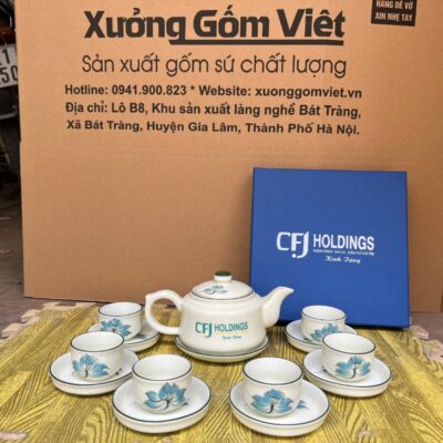 Bộ ấm chén gốm sứ Bát Tràng in logo doanh nghiệp CFJ HOLDINGS hoạ tiết vẽ tay sen xanh vai vuông men kem XG-AC104