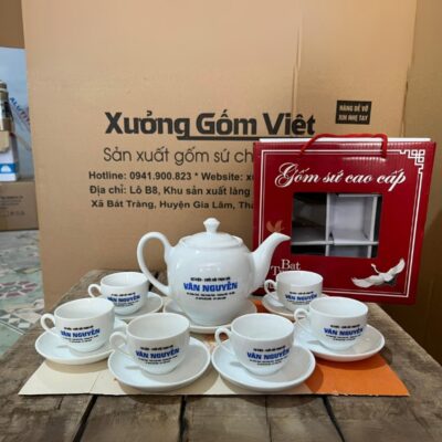 Bộ ấm chén gốm sứ Bát Tràng in logo Sự kiện - Cưới hỏi trọn gói Vân Nguyễn màu trắng dáng bầu tròn XG-AC113