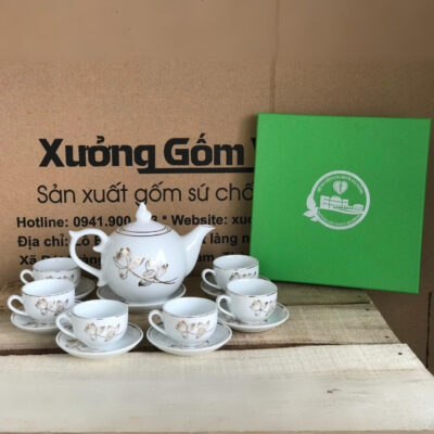 Bộ ấm chén in logo Bệnh viện Ung bướu Đà Nẵng dáng bầu tròn màu trắng họa tiết sen viền kim XG-AC59