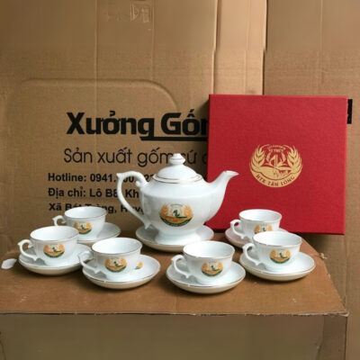 Bộ ấm chén in logo HTX Tân Long dáng thàn đèn màu trắng viền kim XG-AC72