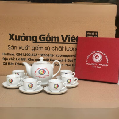 Bộ ấm chén in logo kỷ niệm 5 năm thành lập trường dáng bầu tròn màu trắng viền kim XG-AC75