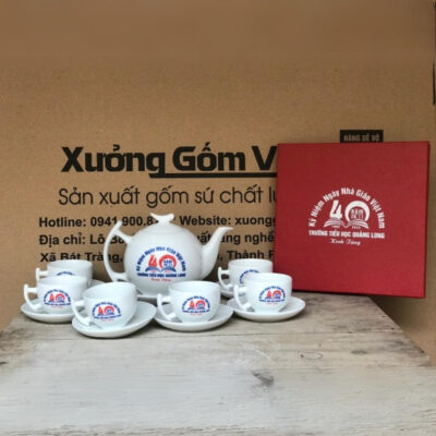 Bộ ấm chén in logo kỷ niệm ngày nhà giáo Việt Nam Trường TH Quảng Long dáng bầu tròn màu trắng XG-AC76