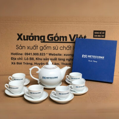 Bộ ấm chén in logo Meteccons dáng bầu tròn màu trắng viền kim XG-AC77