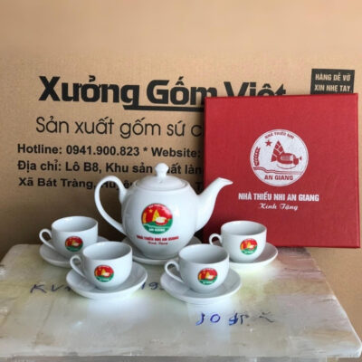 Bộ ấm chén in logo Nhà thiếu nhi An Giang dáng bầu tròn màu trắng XG-AC80