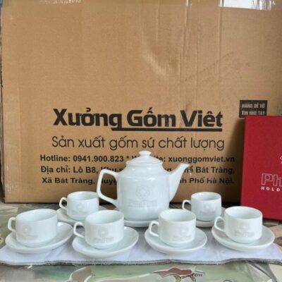 Bộ ấm chén in logo Phú Thái dáng vuông màu trắng kẻ chỉ viền kim XG-AC100