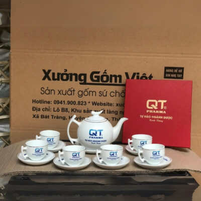 Bộ ấm chén in logo QT Pharm dáng bầu tròn màu trắng viền kim XG-AC82