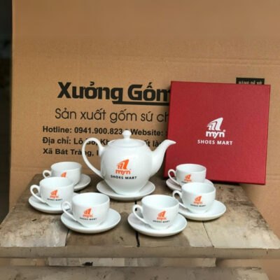 Bộ ấm chén in logo Shoes Mart dáng bầu tròn màu trắng XG-AC83