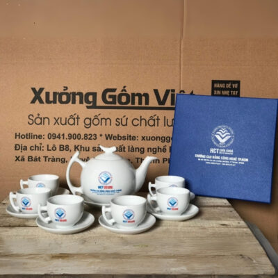Bộ ấm chén in logo Trường Cao Đẳng Công nghệ TPHCM dáng bầu tròn màu trắng XG-AC85