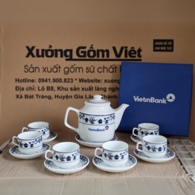 Bộ ấm chén in logo Viettinbank dáng vuông cao màu trắng họa tiết in decal hoa xanh dương XG-AC101