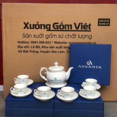 Bộ ấm chén in logo Công ty ADVANTA dáng rộng màu trắng kẻ chỉ viền kim XG-AC49