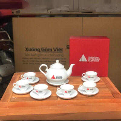 Bộ ấm chén in logo Công Ty Shanghai Mitsubishi Elevator dáng đài cát màu trắng XG-AC51