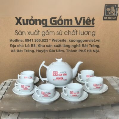 Bộ ấm chén in logo Đại học Duy Tân dáng bầu tròn màu trắng XG-AC56