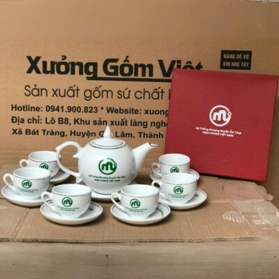 Bộ ấm chén in logo hệ thống nhượng quyền ẩm thực Mo Food dáng bầu tròn màu trắng viền kim XG-AC71