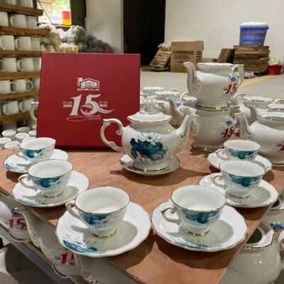 Bộ ấm chén in logo kỷ niệm 15 năm thành lập dáng cát tường họa tiết hoa sen viền kim XG-AC93