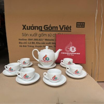 Bộ ấm chén in logo kỷ niệm lần thứ 60 GDPT Hải Hội dáng bầu tròn màu trắng XG-AC98