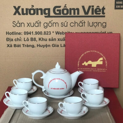 Bộ ấm chén in logo Trung Tâm Điều Dưỡng Người Có Công Miền Trung dáng bầu tròn màu trắng trơn kẻ chỉ viền kim XG-AC55