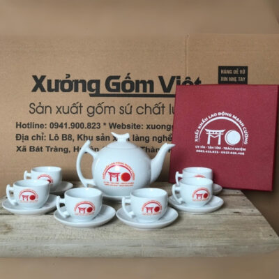 Bộ ấm chén in logo xuất khẩu lao động Mạnh Cường dáng bầu tròn màu trắng XG-AC90