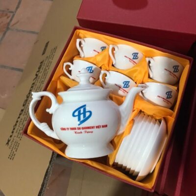 Bộ ấm chén in logo Công ty TNHH SH Garment dáng cát tường màu trắng XG-AC44