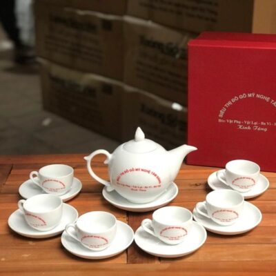 Bộ ấm chén in logo Siêu thị đồ gỗ mỹ nghệ Tâm Đăng dáng bầu tròn màu trắng XG-AC48