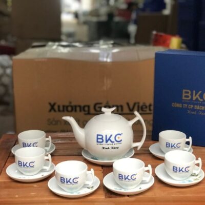 Bộ ấm chén in logo BKC dáng trăng khuyết màu trắng XG-AC41
