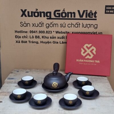 Bộ ấm chén tử sa Bát Tràng in logo Xuân Phương Trà dáng bầu tròn quai chuôi màu nâu đất XG-AC111