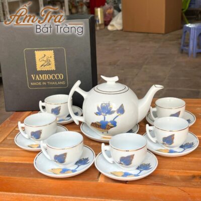bo-am-tra-ve-tay-dang-buoi-canh-hoa-tiet-hoa-sen-vang-kim-in-logo-atbt-vt01 (3)