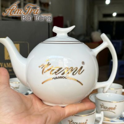 bo-am-tra-ve-tay-dang-buoi-canh-hoa-tiet-hoa-sen-vang-kim-in-logo-atbt-vt01 (4)