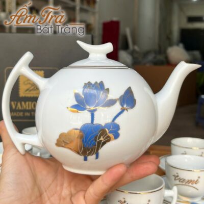 bo-am-tra-ve-tay-dang-buoi-canh-hoa-tiet-hoa-sen-vang-kim-in-logo-atbt-vt01 (5)