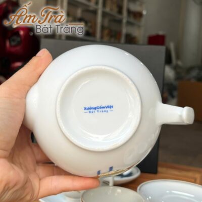 bo-am-tra-ve-tay-dang-buoi-canh-hoa-tiet-hoa-sen-vang-kim-in-logo-atbt-vt01 (6)