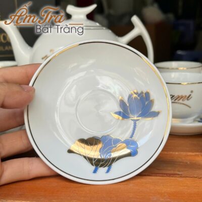 bo-am-tra-ve-tay-dang-buoi-canh-hoa-tiet-hoa-sen-vang-kim-in-logo-atbt-vt01 (8)