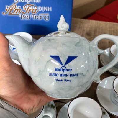 am-chen-bat-trang-ve-hoa-mai-qua-tang-in-logo-men-van-da-xanh-nhat-atbt-vt09 (3)