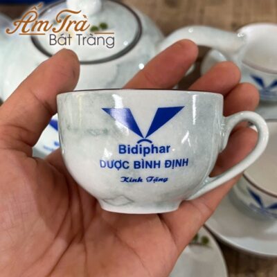 am-chen-bat-trang-ve-hoa-mai-qua-tang-in-logo-men-van-da-xanh-nhat-atbt-vt09 (5)