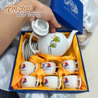bo-am-chen-tra-ve-tay-qua-tang-in-logo-dang-buoi-canh-ve-dai-sen-atbt-vt21 (10)