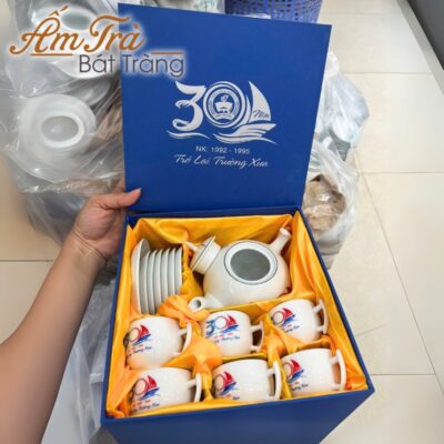 bo-am-chen-tra-ve-tay-qua-tang-in-logo-dang-buoi-canh-ve-dai-sen-atbt-vt21 (12)