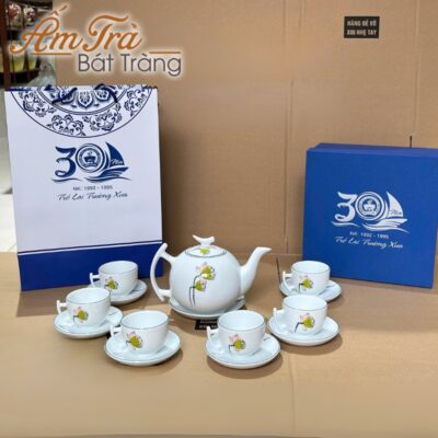 bo-am-chen-tra-ve-tay-qua-tang-in-logo-dang-buoi-canh-ve-dai-sen-atbt-vt21 (3)