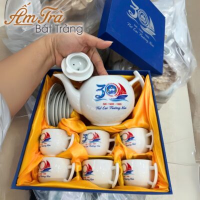 bo-am-chen-tra-ve-tay-qua-tang-in-logo-dang-buoi-canh-ve-dai-sen-atbt-vt21 (9)