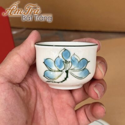 bo-am-chen-ve-tay-in-logo-hoa-tiet-sen-xanh-vai-vuong-men-kem-atbt-vt15 (7)
