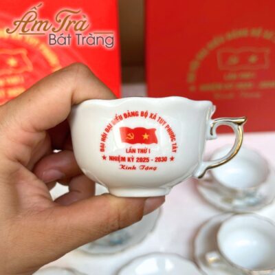 bo-am-chen-ve-tay-qua-tang-dai-hoi-in-logo-hoa-tiet-sen-xanh-vang-kim-dang-buoi-lua-atbt-vt16